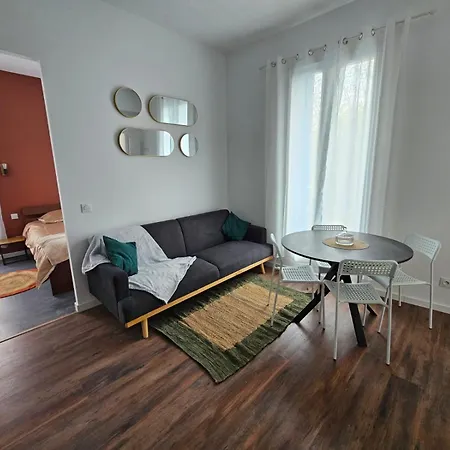 Les Sureaux, Le Charme Du Centre De