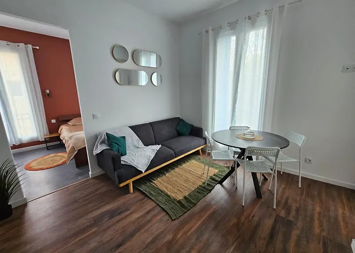 Les Sureaux, Le Charme Du Centre De