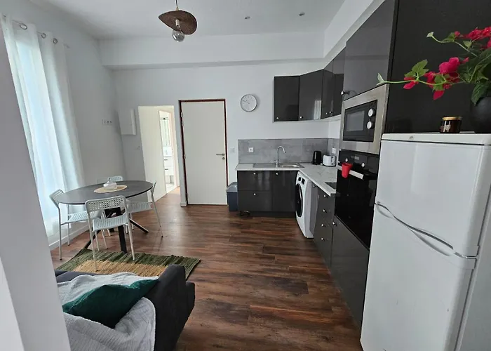 Les Sureaux, Le Charme Du Centre De *